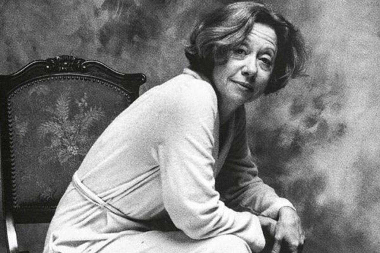 Fernanda Montenegro é um dos maiores nomes da história das artes cênicas do Brasil. Nascida em 16 de outubro de 1929, no Rio de Janeiro, ela foi batizada como Arlette Pinheiro Monteiro Torres e iniciou a carreira ainda na juventude, atuando em radionovelas antes de migrar para o teatro. A partir da década de 1950, consolidou-se como uma das principais intérpretes do país, participando de montagens que marcaram época e ajudaram a fortalecer a dramaturgia nacional.
