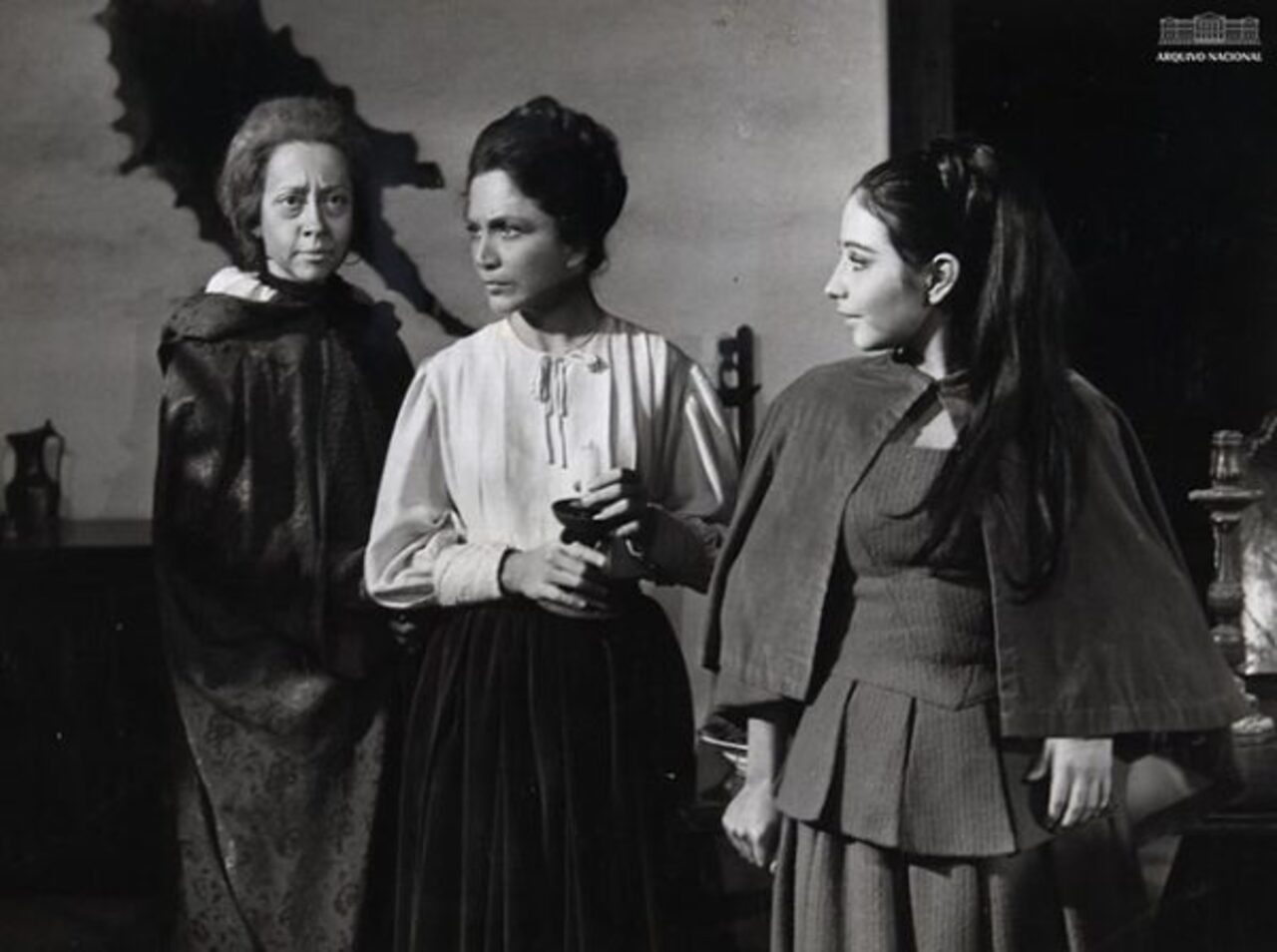 Em 1951, ano em que adotou o nome artístico pelo qual tornou-se conhecida, Fernanda Montenegro foi a primeira atriz contratada da recém-criada TV Tupi. Já em 1954, transferiu-se para a Record e participou da primeira novela da história da emissora. Em 1956, voltou para a TV Tupi, onde fez mais novelas e teleteatros. Nos anos seguintes, a atriz também passou por Excelsior, TV Rio e Bandeirantes. Em 1981, Fernanda Montenegro foi contratada pela TV Globo.

