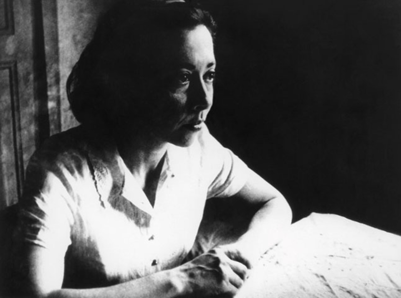 No teatro, construiu uma trajetória reconhecida pela versatilidade e pelo rigor artístico. Atuou em obras de autores brasileiros e estrangeiros, interpretando personagens de Nelson Rodrigues, Anton Tchekhov, Bertolt Brecht, Samuel Beckett, Simone de Beauvoir, entre outros. Ao lado do ator e diretor Fernando Torres, com quem foi casada por mais de 50 anos, participou da fundação de importantes companhias teatrais, como o Teatro dos Sete, e contribuiu para a formação de novas gerações de artistas.
