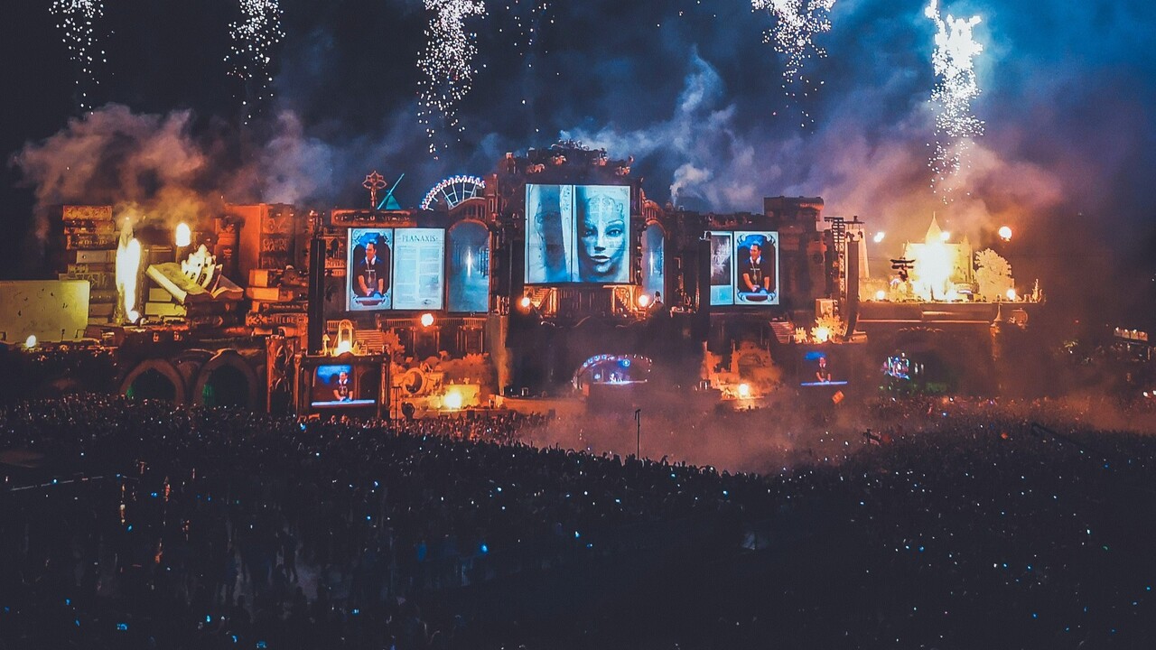 Uma das mudanças desta edição foi a ausência de fogos de artifício no Mainstage, decisão tomada pelas autoridades locais em razão de um período de seca e temperaturas acima da média na região. A medida ocorre um ano depois de um incêndio que destruiu parte da estrutura do palco principal em 2025.
