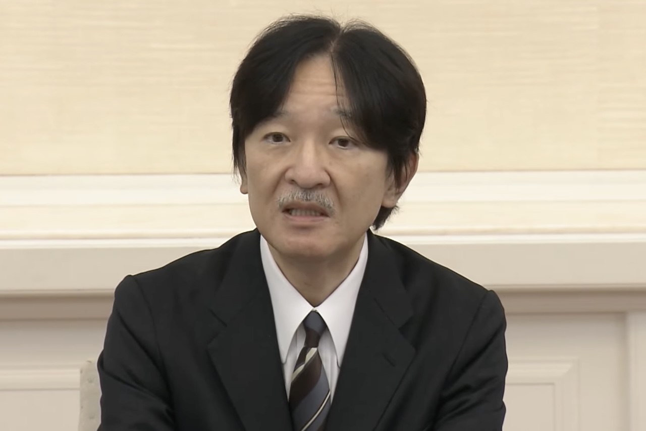 Pelas regras em vigor, o primeiro sucessor é o príncipe Fumihito, irmão mais novo do imperador, seguido por seu filho, o príncipe Hisahito. O terceiro na ordem de sucessão é o tio de Naruhito, de 90 anos, o que evidencia a limitação da atual linha hereditária.