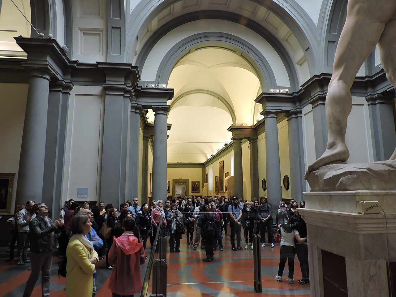 Por receber um elevado número de turistas durante praticamente todo o ano, a visita à Galleria dell'Accademia costuma exigir planejamento antecipado. A compra de ingressos com horário marcado ajuda a evitar longas filas, especialmente nos períodos de férias europeias e durante a alta temporada. O museu está situado em uma área de fácil acesso, próxima a outras atrações importantes de Florença, como a Catedral de Santa Maria del Fiore e a Piazza del Duomo, facilitando a organização dos roteiros t