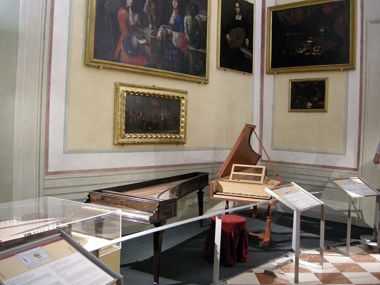 Outro espaço bastante procurado é o Museu dos Instrumentos Musicais, integrado à Galleria dell'Accademia. A coleção reúne dezenas de peças históricas pertencentes, em grande parte, às antigas famílias governantes da Toscana, especialmente os Médici e os Lorena. Entre os exemplares estão violinos, cravos, violoncelos e outros instrumentos de corda fabricados por renomados luthiers italianos. 
