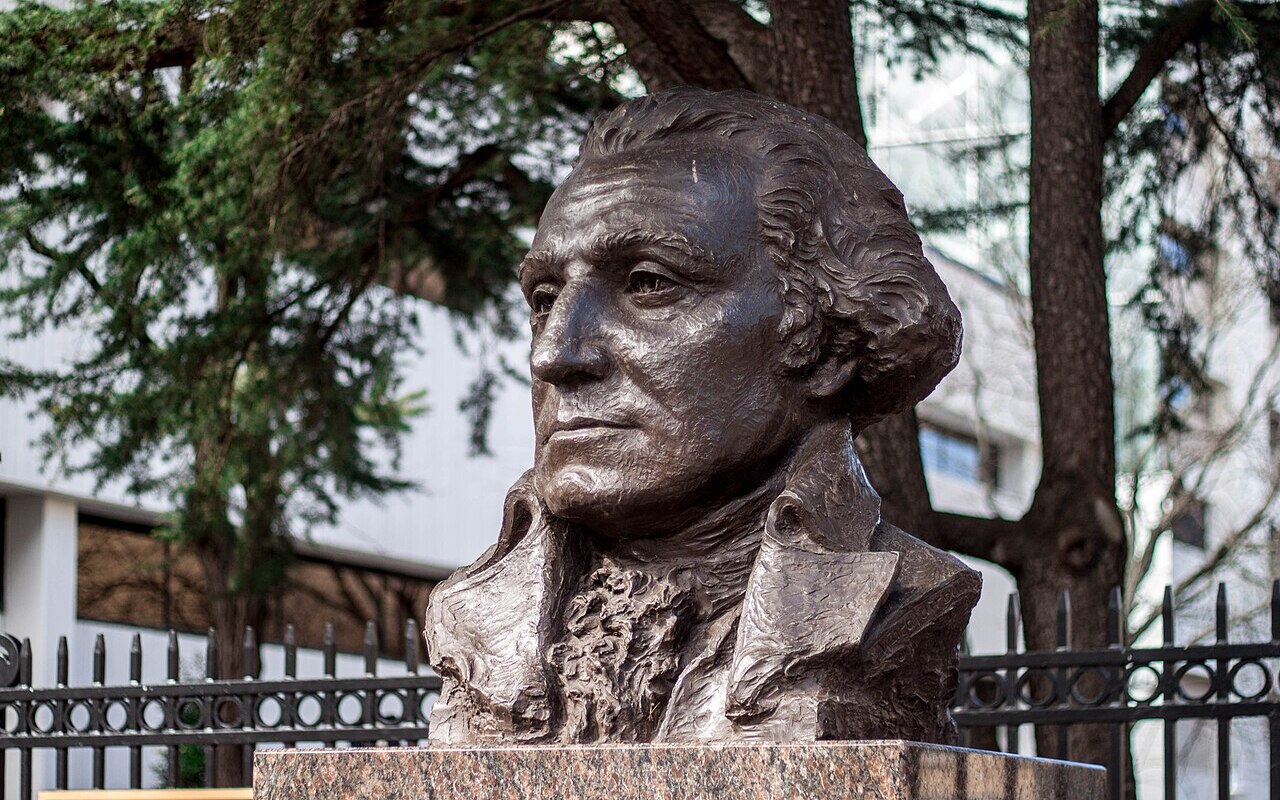 O processo de independência também contou com a atuação decisiva de líderes como George Washington, comandante das forças revolucionárias e primeiro presidente dos Estados Unidos (na imagem, busto em sua homenagem criado pelo escultor Avard Fairbanks), além de Benjamin Franklin e John Adams, que desempenharam papéis fundamentais na articulação política e diplomática que consolidou a criação da nova nação.