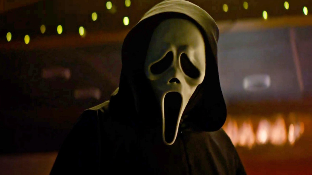 A trama acompanha um novo assassino mascarado de Ghostface que surge na cidade onde Sidney Prescott reconstruiu sua vida após os eventos anteriores da franquia. A filha de Sidney, interpretada por Isabel May, se torna o novo alvo do assassino, o que obriga a protagonista a enfrentar traumas do passado para proteger a família.
