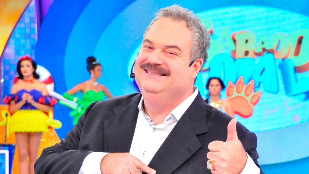 Gilberto Barros Filho, também conhecido como Leão, nasceu em Piracicaba, no interior de São Paulo, em 3 de dezembro de 1958. Com mais de cinco décadas de carreira na comunicação, começou no rádio aos 12 anos e se destacou na televisão. Ficou conhecido por apresentar programas como 