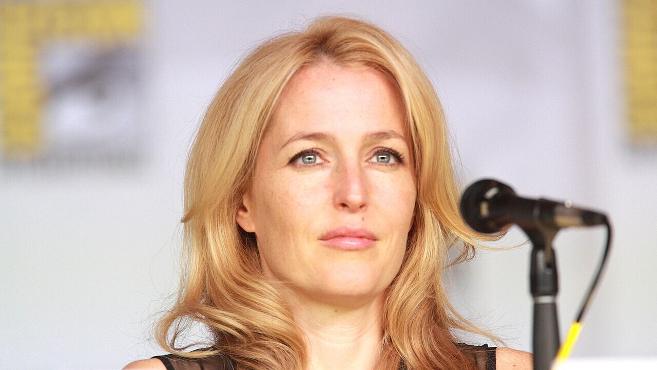 Foi justamente o papel de Scully que projetou Gillian Anderson à fama. A atriz nasceu em 9 de agosto de 1968, em Chicago, onde se formou em teatro pela Goodman Theatre School, na DePaul University. Por indicação do próprio criador Chris Carter, ela foi escalada como protagonista de 