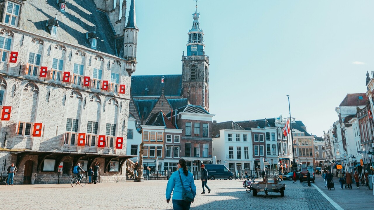 Outro ponto de destaque é a Sint-Janskerk, também chamada de Grote Kerk, considerada a igreja mais longa dos Países Baixos, com 123 metros de comprimento. O templo é conhecido por seus vitrais, produzidos entre 1530 e 1603, que somam 72 janelas e formam uma das mais importantes coleções de vitrais históricos do país.
