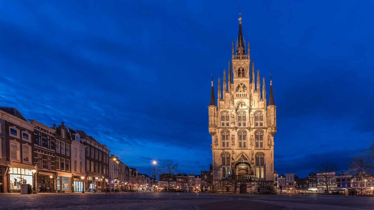 No centro da cidade, está localizado o centro histórico e a praça principal. Nela está o antigo Stadhuis, a prefeitura, construída entre 1448 e 1450 e considerada uma das mais antigas prefeituras góticas do país. Nessa praça, também, está a Waag, casa de pesagem erguida em 1667, usada historicamente para pesar mercadorias como o queijo e hoje transformada em museu.