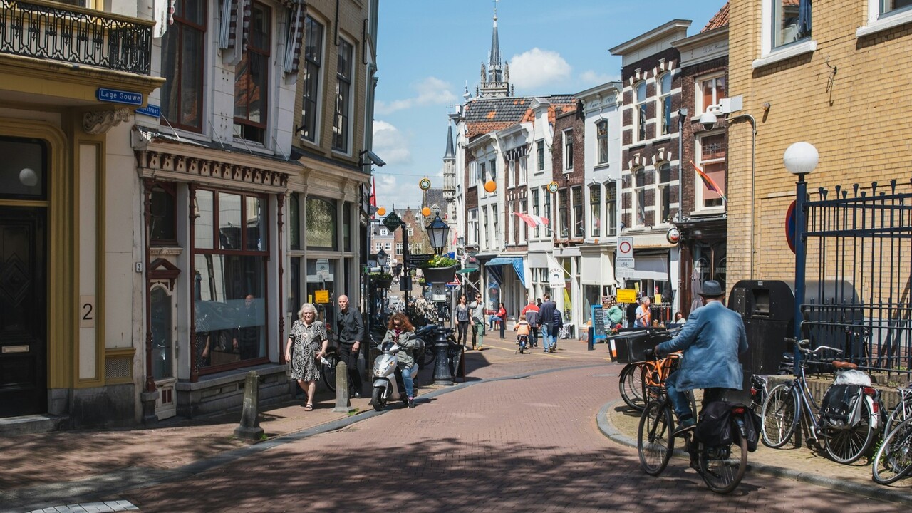 O estilo urbano de Gouda combina canais, ruas estreitas e pátios históricos conhecidos como hofjes, antigos conjuntos residenciais originalmente ligados a instituições religiosas ou de caridade. Entre os mais conhecidos estão o Hofje van Cincq e o Swanenburgh's Hofje, que preservam a arquitetura e o traçado dos séculos passados em meio ao centro da cidade.
