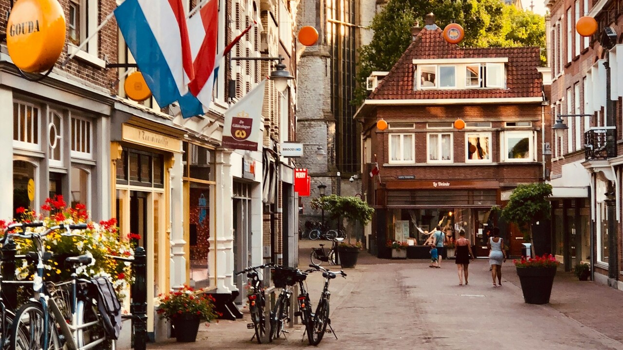 A tradição do comércio de queijo é forte em Gouda, que aliás é o local de origem do queijo de mesmo nome. Entre abril e agosto, o Mercado de Queijo de Gouda acontece semanalmente, às quintas-feiras, quando visitantes e turistas podem encontrar diversos comerciantes vendendo o seu produto. Por isso, muitos turistas decidem visitar a cidade nesse período.
