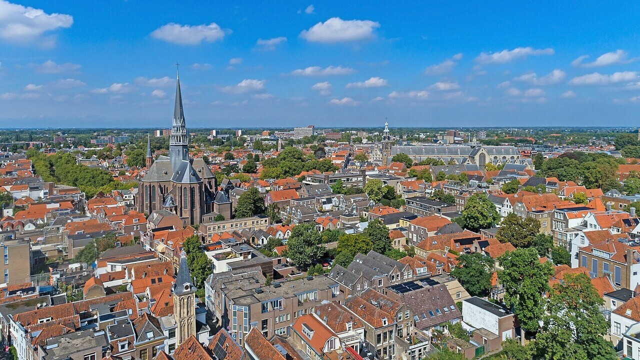 Gouda está localizada no oeste dos Países Baixos, na província de Holanda do Sul, entre as cidades de Roterdã e Utrecht. Recebeu direitos de cidade em 1272, concedidos pelo conde Floris V, o que a torna mais antiga do que centros como Amsterdã e Roterdã. A cidade se formou às margens do rio Gouwe, de onde vem o seu nome, e é atravessada por canais históricos.

