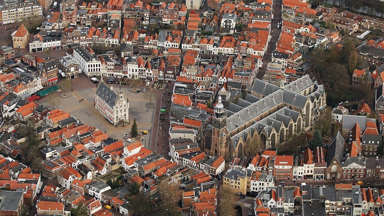 A cidade também tem vários museus dedicados à sua história e cultura. O Museum Gouda apresenta um acervo de artes e história local, com destaque para uma maquete em grande escala da cidade no século 16. Já o Verzetsmuseum é voltado à memória da resistência holandesa durante a Segunda Guerra Mundial.

