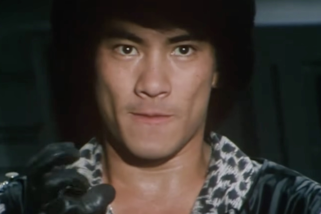 Ainda adolescente, Hikaru ingressou na Japan Action Club, organização fundada pelo ator Sonny Chiba, onde iniciou a carreira como dublê e intérprete de personagens fantasiados em produções do gênero tokusatsu — termo usado para designar ação com atores reais e efeitos especiais.  -  (crédito: Reprodução)
