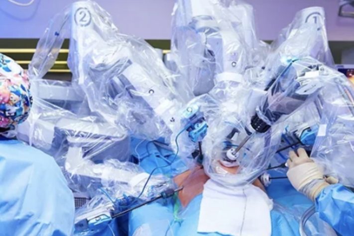 Homem de 62 anos com câncer de próstata passou por uma cirurgia robótica comandada à distância por um médico em Londres, enquanto o paciente permanecia em Gibraltar – Reprodução/Prokar Dasgupta