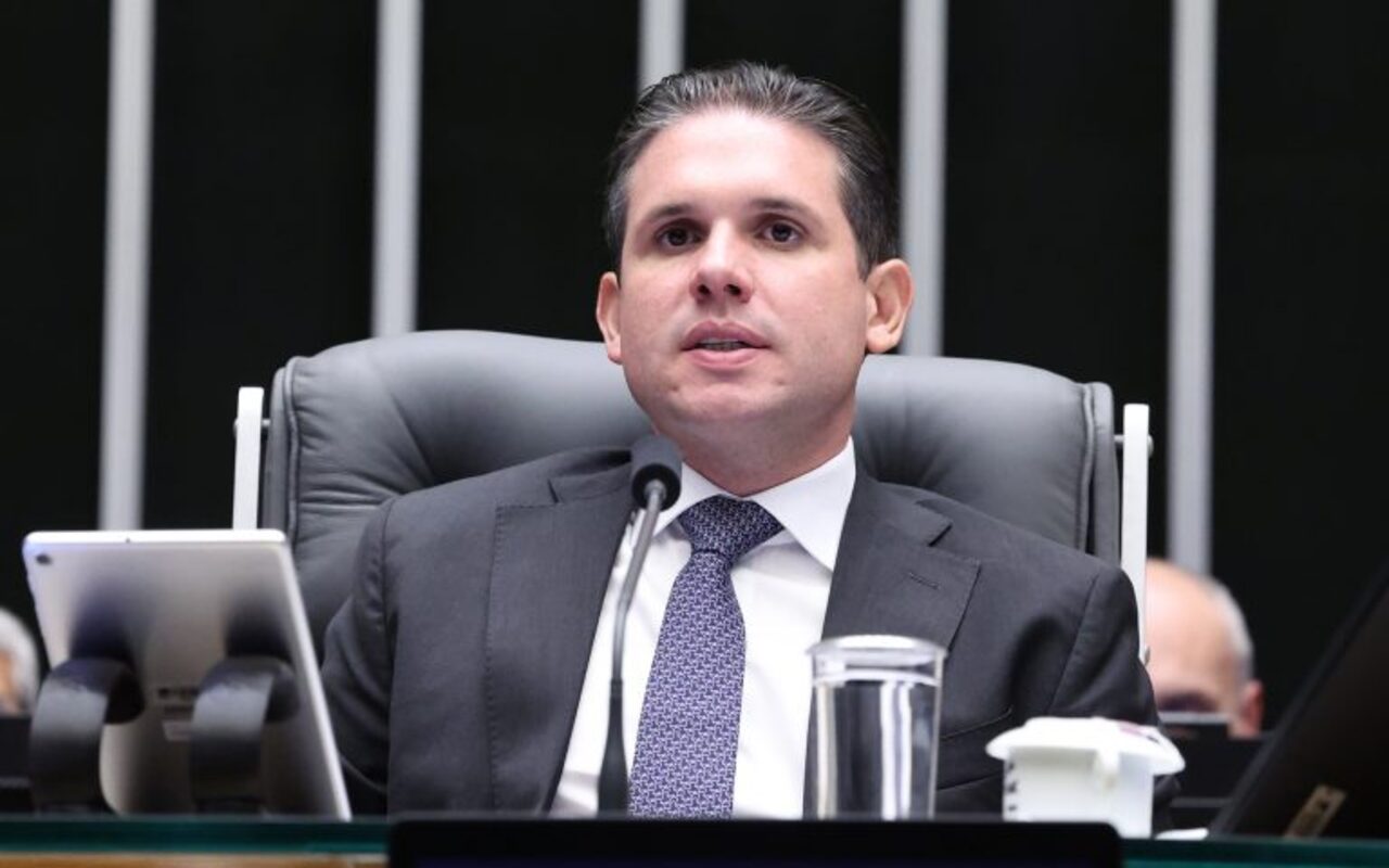 Além das votações, a Câmara possui uma estrutura administrativa formada pela Mesa Diretora, presidência, lideranças partidárias e diversos órgãos responsáveis pela condução dos trabalhos legislativos. O presidente da Casa, que tem mandato de dois anos, organiza a pauta de votações, dirige as sessões e representa institucionalmente a Câmara. Ele também é o terceiro na linha sucessória da Presidência da República.
