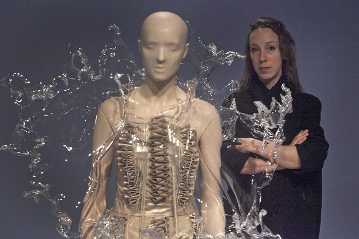 Estilista holandesa Iris van Herpen apresenta vestido de plasma, material presente nas estrelas | Flickr - Jos Groningen