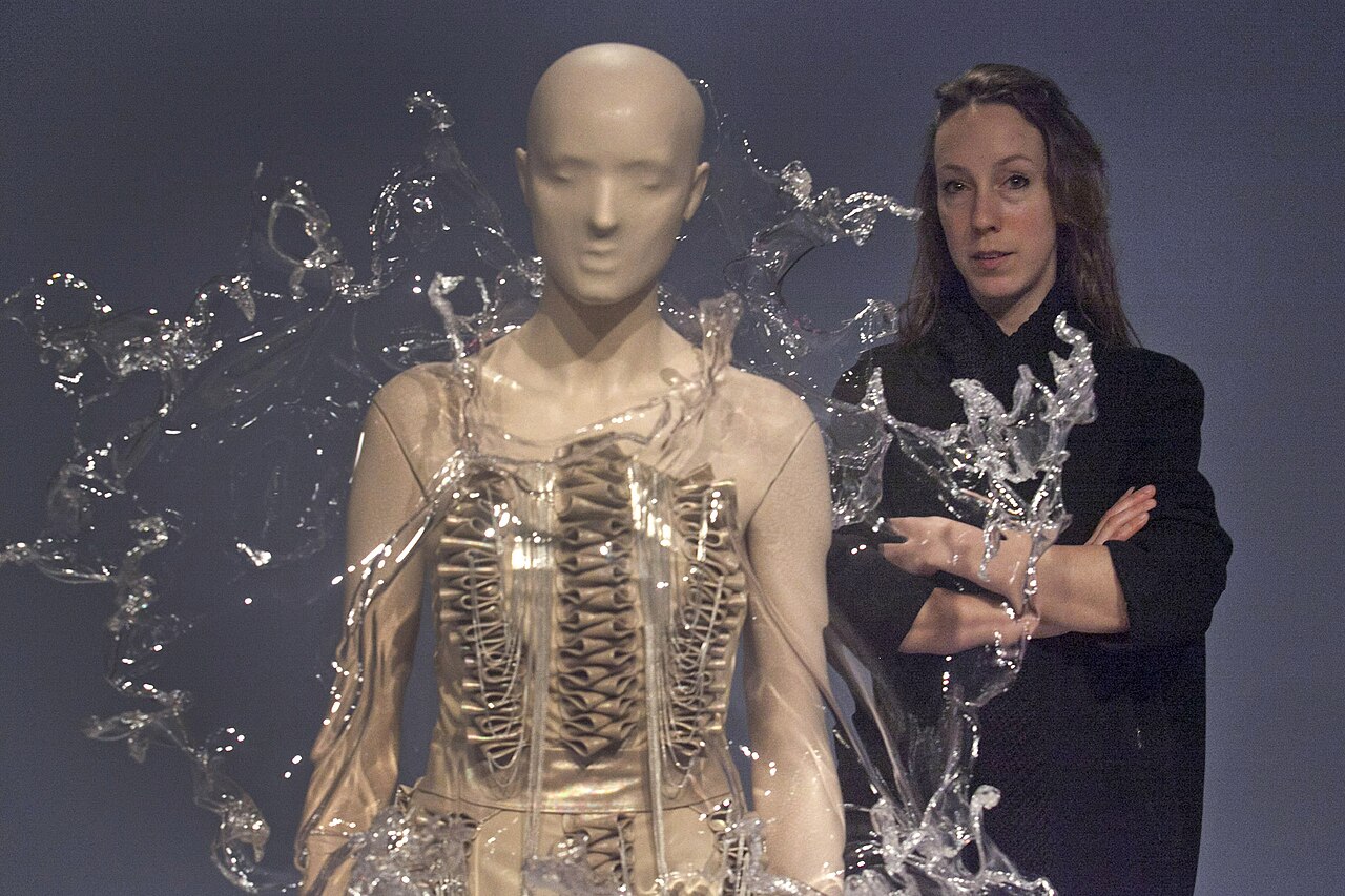Fundadora de sua própria marca em 2007, Iris van Herpen se tornou uma das estilistas mais inovadoras da alta-costura ao combinar moda, arquitetura, biologia, engenharia e tecnologia em suas coleções. Suas criações frequentemente utilizam impressão 3D, cortes a laser, materiais experimentais e técnicas artesanais, o que resulta em peças com aparência futurista.