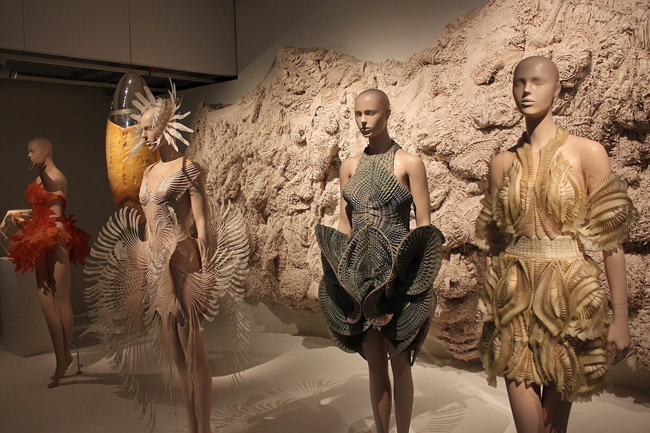 Ela foi pioneira absoluta ao apresentar o primeiro vestido feito em impressão 3D em uma passarela de alta-costura, utilizando materiais como silicone, termoplásticos, resinas sintéticas e até ferro fundido magnetizado. Suas coleções frequentemente mimetizam fenômenos da natureza através de cálculos matemáticos e algoritmos. 