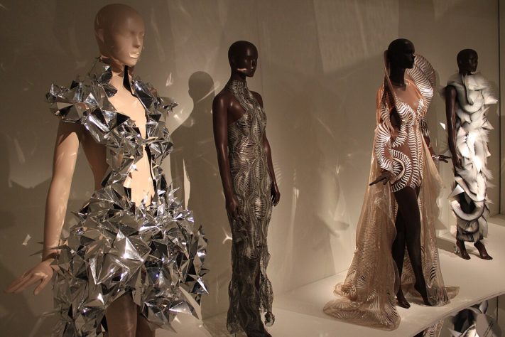 Coleção estilista Iris van Herpen – Wikimedia Commons/Arroser