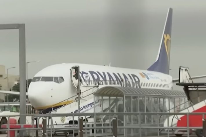Janela quebra durante voo da Ryanair e passageiro fica com metade do corpo para fora – Reprodução/LiveNOW from FOX