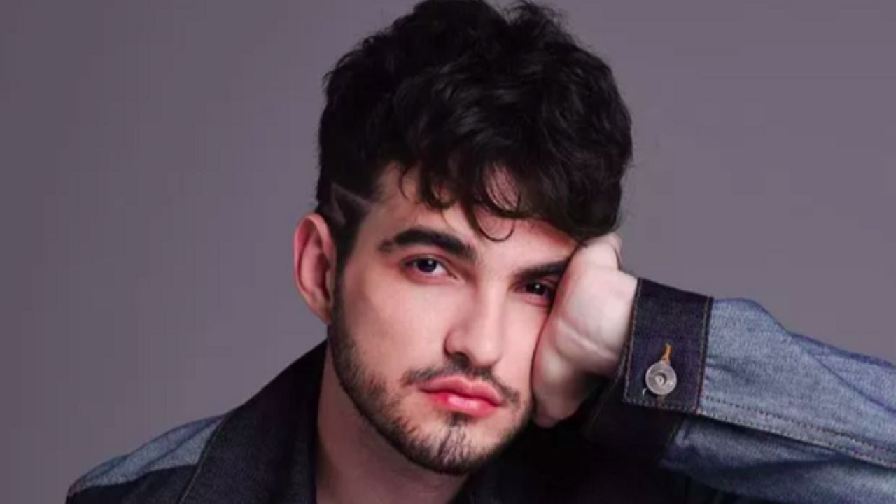 Um dos cantores mais relevantes do pop nacional, Jão nasceu em Américo Brasiliense, no interior de São Paulo, em 3 de novembro de 1994. Aos 17 anos, mudou-se para a capital paulista para cursar Publicidade e Propaganda na Universidade de São Paulo, curso que abandonou para se dedicar à música.
