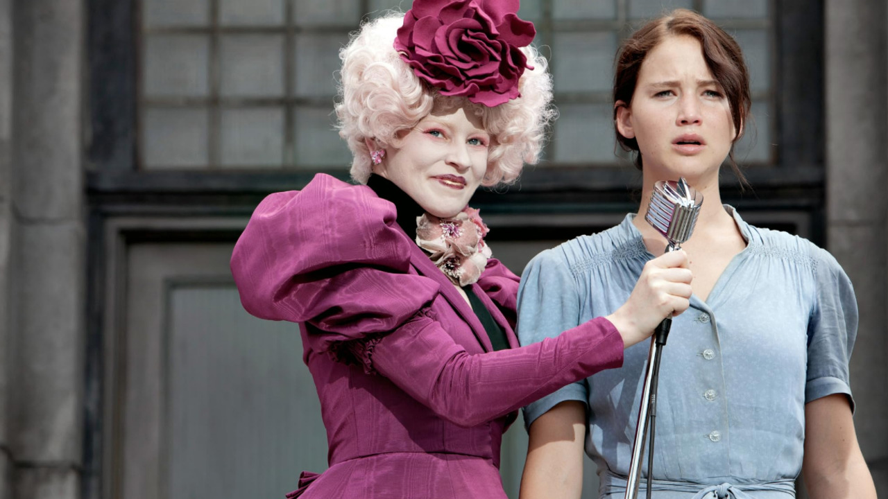 A protagonista é Katniss Everdeen, que se voluntaria para os Jogos para substituir a irmã mais nova. Esse acontecimento dá início a uma jornada que rapidamente ultrapassa os limites da arena e se transforma em um movimento de revolução contra a Capital. Ao longo dos livros, a autora constrói uma crítica contundente à desigualdade social, à manipulação midiática e aos regimes totalitários.
