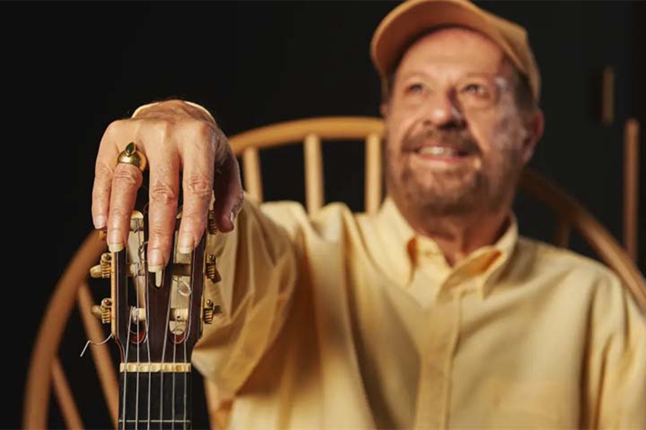 O cantor, compositor e violonista João Bosco celebrou 80 anos de vida no dia 13 de julho. Nascido em 1946 na cidade de Ponte Nova, em Minas Gerais, o artista construiu uma carreira marcada por parcerias de grande relevância, inovação rítmica e rico repertório. Autor de dezenas de clássicos da MPB, ele influenciou diferentes gerações de músicos e segue em atividade, realizando shows e lançando projetos. Está previsto para o fim do mês o lançamento do EP “Amigos novos e antigos - João Bosco 80 ano -  (crédito: Divulgação)