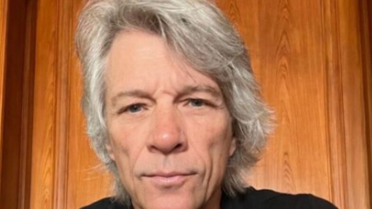 Jon Bon Jovi precisou interromper um show no Madison Square Garden, em Nova York, na noite do dia 23 de julho de 2026, após cerca de 90 minutos e 14 músicas. O show, que faz parte da 'Forever Tour' e marca o retorno da banda aos palcos, foi encerrado devido a uma crise de sinusite que comprometeu a voz do cantor ao longo da apresentação.
 -  (crédito: Reprodução / Instagram)