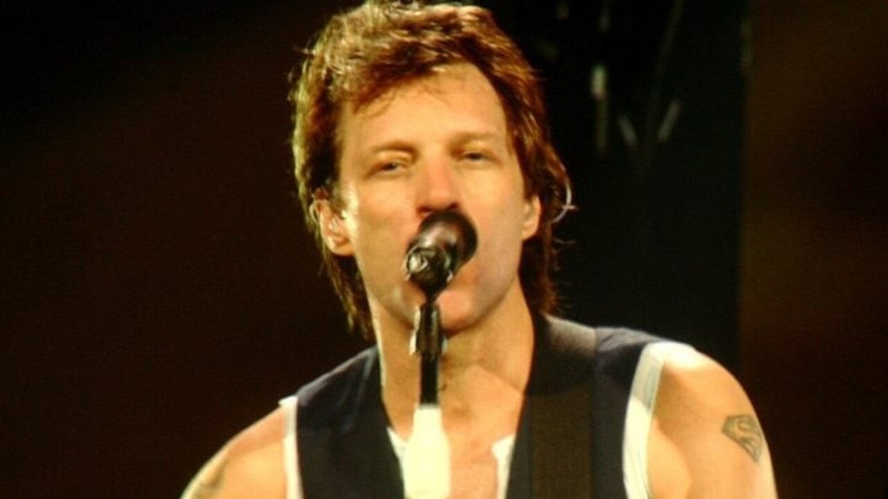Jon Bon Jovi é um cantor, compositor e guitarrista norte-americano, conhecido por ser fundador e vocalista da banda Bon Jovi, uma das mais bem-sucedidas da história do rock. Nascido em 2 de março de 1962, em Perth Amboy, Nova Jersey, iniciou sua carreira na música ainda jovem e ficou famoso na década de 1980 com o sucesso da banda Bon Jovi.
