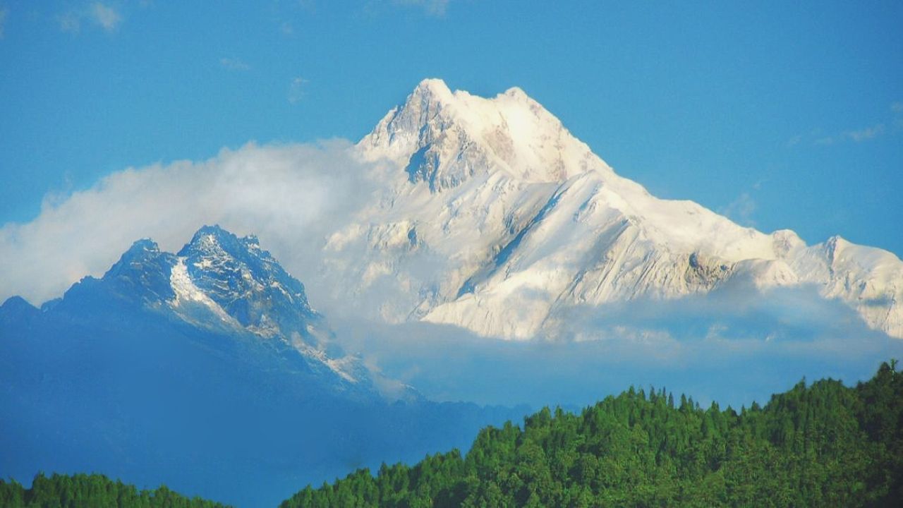 Na terceira posição aparece o Kangchenjunga, que alcança 8.586 metros de altitude e marca a fronteira entre o Nepal e o estado indiano de Sikkim. A primeira ascensão ocorreu em 25 de maio de 1955 com os britânicos George Band e Joe Brown. Em respeito às tradições religiosas da região, ambos interromperam a escalada poucos metros antes do ponto mais alto.
