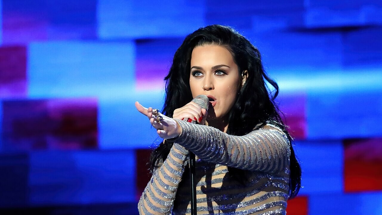 Durante um show na Espanha, Katy também fez uma brincadeira com sua vida amorosa ao exibir chamadas fictícias de antigos namorados, como Bloom, John Mayer, Diplo e Russell Brand. No fim da apresentação, ela 