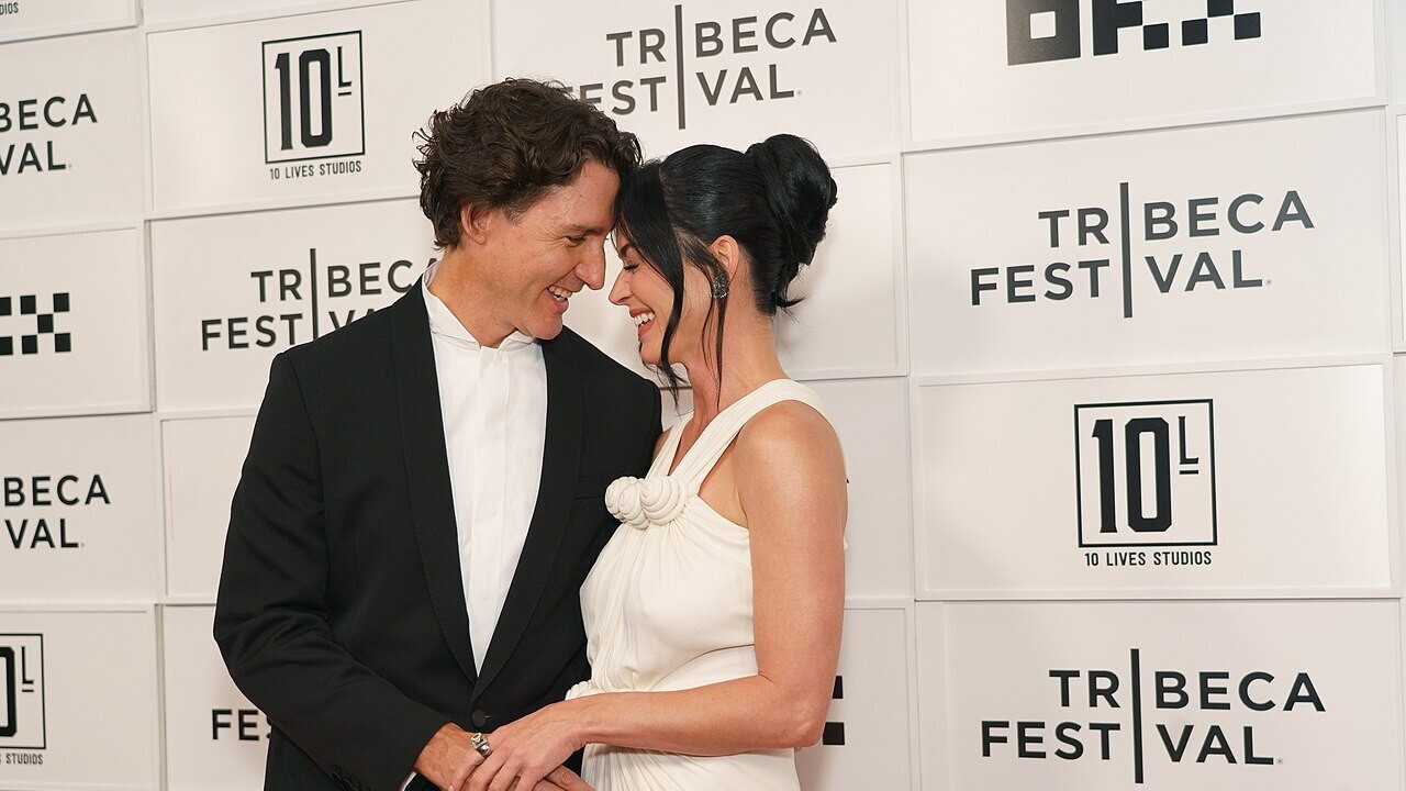 Katy Perry e Justin Trudeau foram vistos juntos pela primeira vez em julho de 2025. A confirmação do namoro só veio em dezembro do mesmo ano. Em 8 de junho de 2026, o casal fez sua estreia oficial em tapetes vermelhos na première do documentário de sua turnê, 