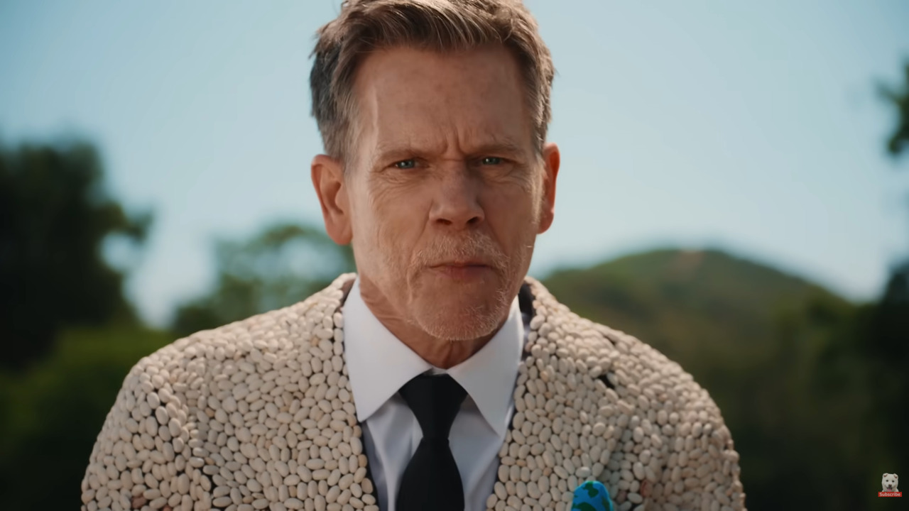 Kevin Bacon completou 68 anos no dia 8 de julho de 2026, mas chamou atenção por anunciar uma curiosa 'mudança' de sobrenome. Às quartas-feiras, o ator passa a atender pelo sobrenome 'Bean', equivalente a 'feijão' em português, um trocadilho que substitui o 'bacon', carne de porco. -  (crédito: Reprodução Youtube)
