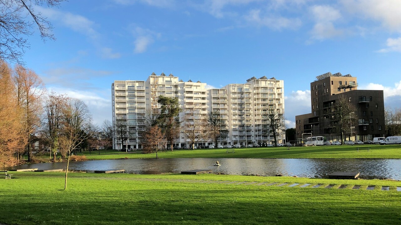 Kortrijk, também conhecida pelo nome francês Courtrai, está localizada na região de Flandres, na província de Flandres Ocidental, a cerca de 72 quilômetros de Bruxelas. A cidade é cortada pelo rio Leie e combina um centro histórico bem preservado com uma vida urbana bem contemporânea. Foi, ao longo de séculos, um importante centro de produção de linho e têxteis, atividade que ainda hoje marca a identidade local.
