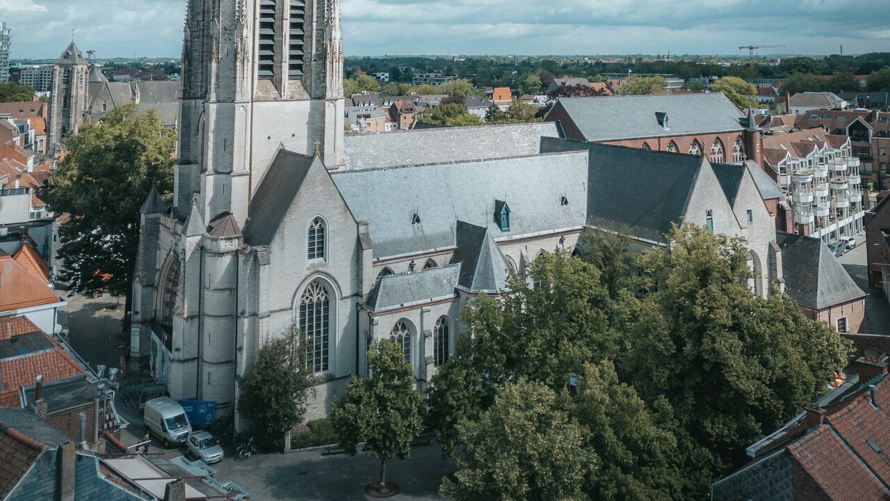 A localização de Kortrijk também facilita visitas a outras cidades da região, como Lille, na França, acessível por trem direto em cerca de uma hora. Essa proximidade transforma a cidade em um ponto de partida prático para quem deseja explorar o norte da França e a Flandres Ocidental em uma única viagem.
