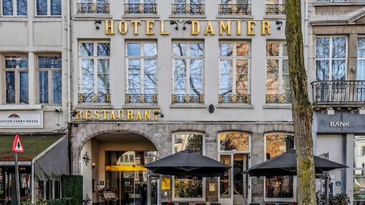 Na Grande Praça do Mercado e a poucos passos do Centro de Exposições e da principal estação ferroviária, está localizado o Hotel Damier. Datado de 1398 e com 65 quartos, é considerado o hotel mais antigo da Bélgica e o terceiro mais antigo da Europa. Sua história remonta ao século 14, com uma fachada em estilo rococó datada de 1769. 

