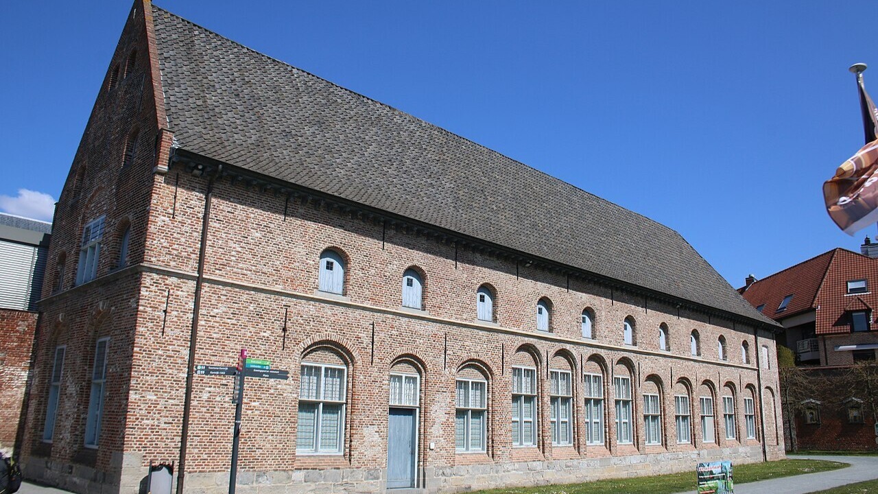A cidade oferece ainda um conjunto de museus ligados à sua história econômica e cultural. O Museu Texture ocupa uma antiga fábrica de linho de 1902 e reúne coleções de rendas, damascos e têxteis. O Museu Broel, por sua vez, apresenta um acervo de belas-artes e arqueologia, situado nas proximidades do centro histórico. 
