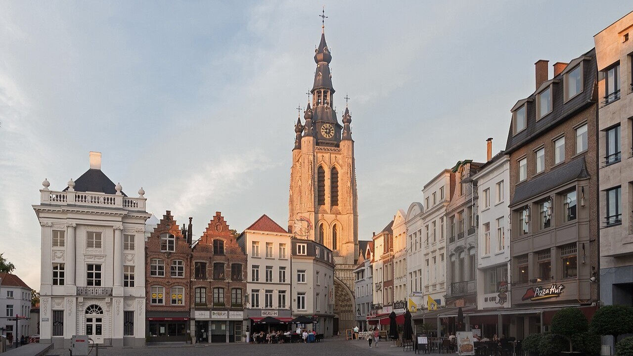 O coração da cidade é a Grote Markt, ou em português, a Grande Praça do Mercado, cercada por edifícios de arquitetura medieval e por espaços dedicados à gastronomia e ao comércio. A partir dessa praça é possível organizar passeios a pé pelos principais monumentos, muitos dos quais preservam elementos das épocas medieval e barroca. 
