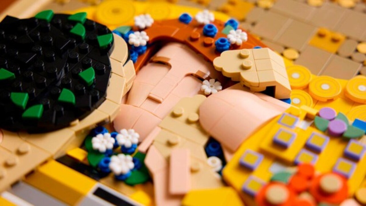 A versão em LEGO se diferencia da tela original por apresentar relevo e profundidade. A montagem é organizada em camadas sobrepostas, o que resulta em uma leitura tridimensional da composição. Além do manual impresso tradicional, o conjunto conta com instruções digitais em 3D disponíveis pelo aplicativo LEGO Builder.

