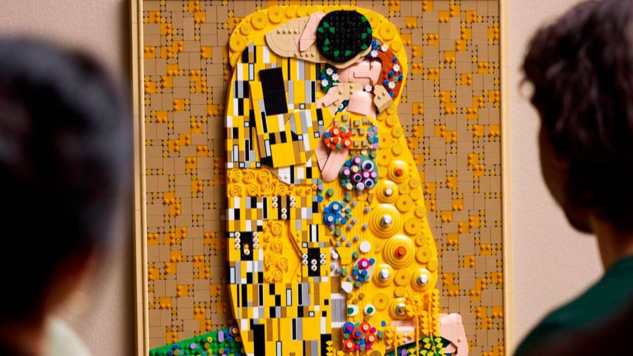A LEGO anunciou uma versão em blocos de montar de 'O Beijo', pintura de Gustav Klimt, desenvolvida em parceria com o Museu Belvedere. O conjunto tem aproximadamente 4 mil peças e chega ao mercado em agosto de 2026. A empresa considera o lançamento o maior conjunto já produzido pela marca inspirado em uma pintura.
 -  (crédito: Divulgação )