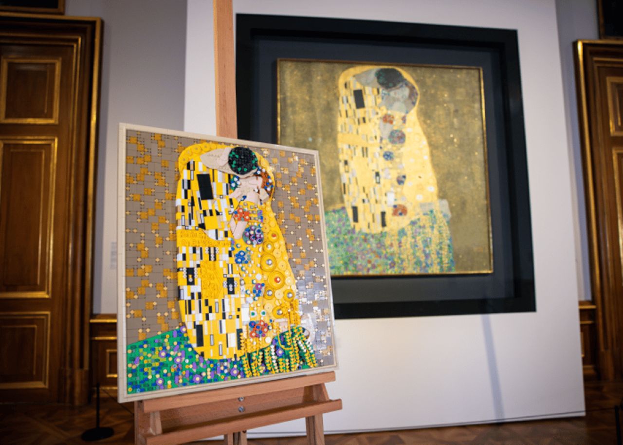 Depois de montada, a peça mede cerca de 60 por 54 centímetros e pode ser fixada na parede por meio de um sistema de encaixe integrado à estrutura. A pintura original tem 180 por 180 centímetros. Ainda assim, a versão em blocos preserva a composição do casal e os mantos ornamentados que tornaram 