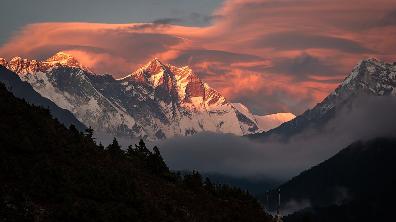 O Lhotse, com 8.516 metros, é a quarta montanha mais alta do mundo. Ligado ao maciço do Everest pelo trecho conhecido como Colo Sul, está situado na fronteira entre o Nepal e o Tibete. O primeiro cume foi conquistado em 18 de maio de 1956 pelos suíços Fritz Luchsinger e Ernst Reiss.
