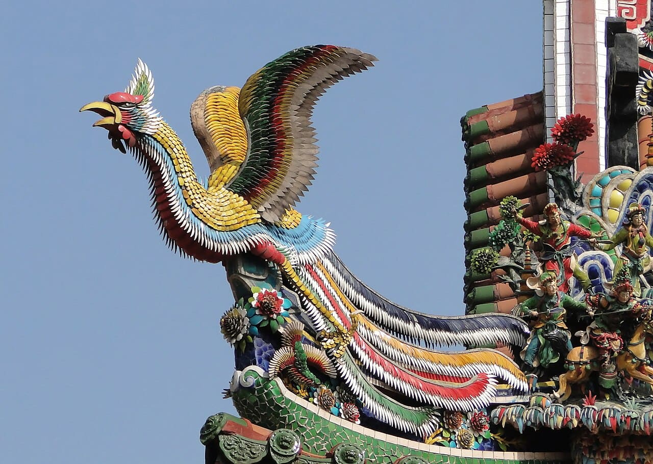 Na China, a fênix é o Fènghuáng, ligada à virtude, à harmonia e ao poder imperial. Representa também o equilíbrio entre yin e yang.