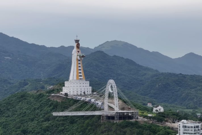 Maior estátua da Virgem Maria do mundo atrai curiosos nas Filipinas – Reprodução/YouTube J4