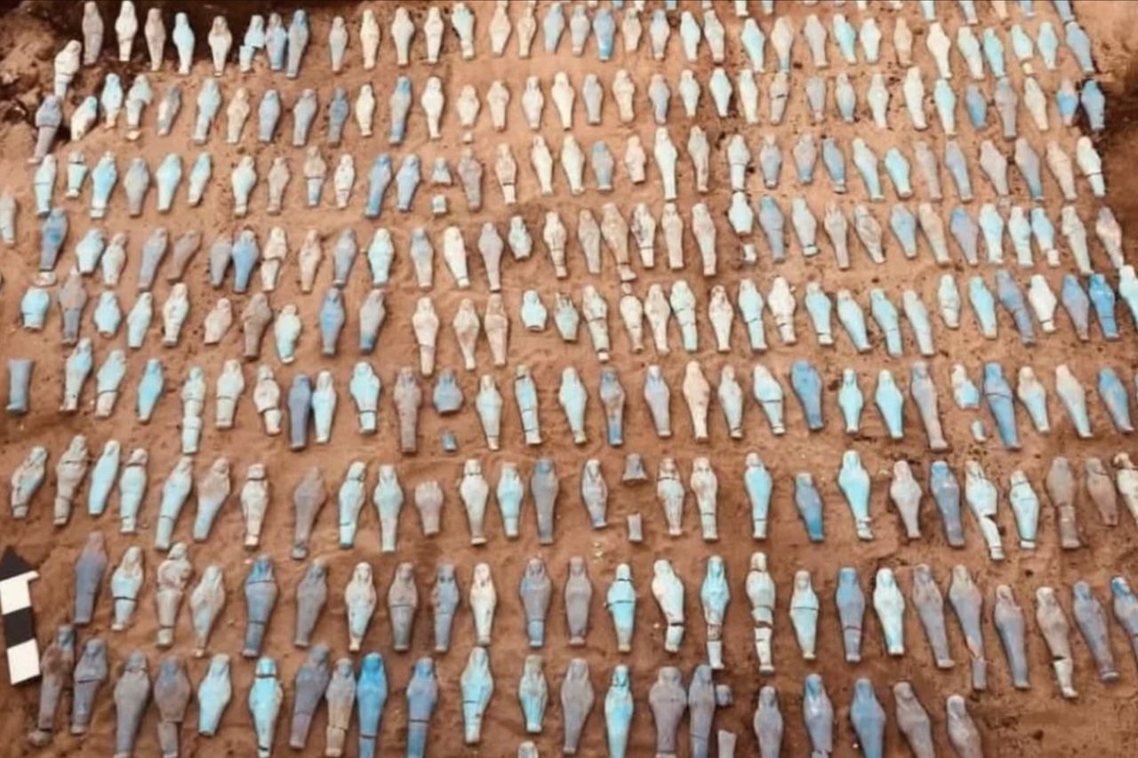 Mais de 500 estatuetas são encontradas em antiga necrópole egípcia – Cortesia do Ministério do Turismo e Antiguidades do Egito
