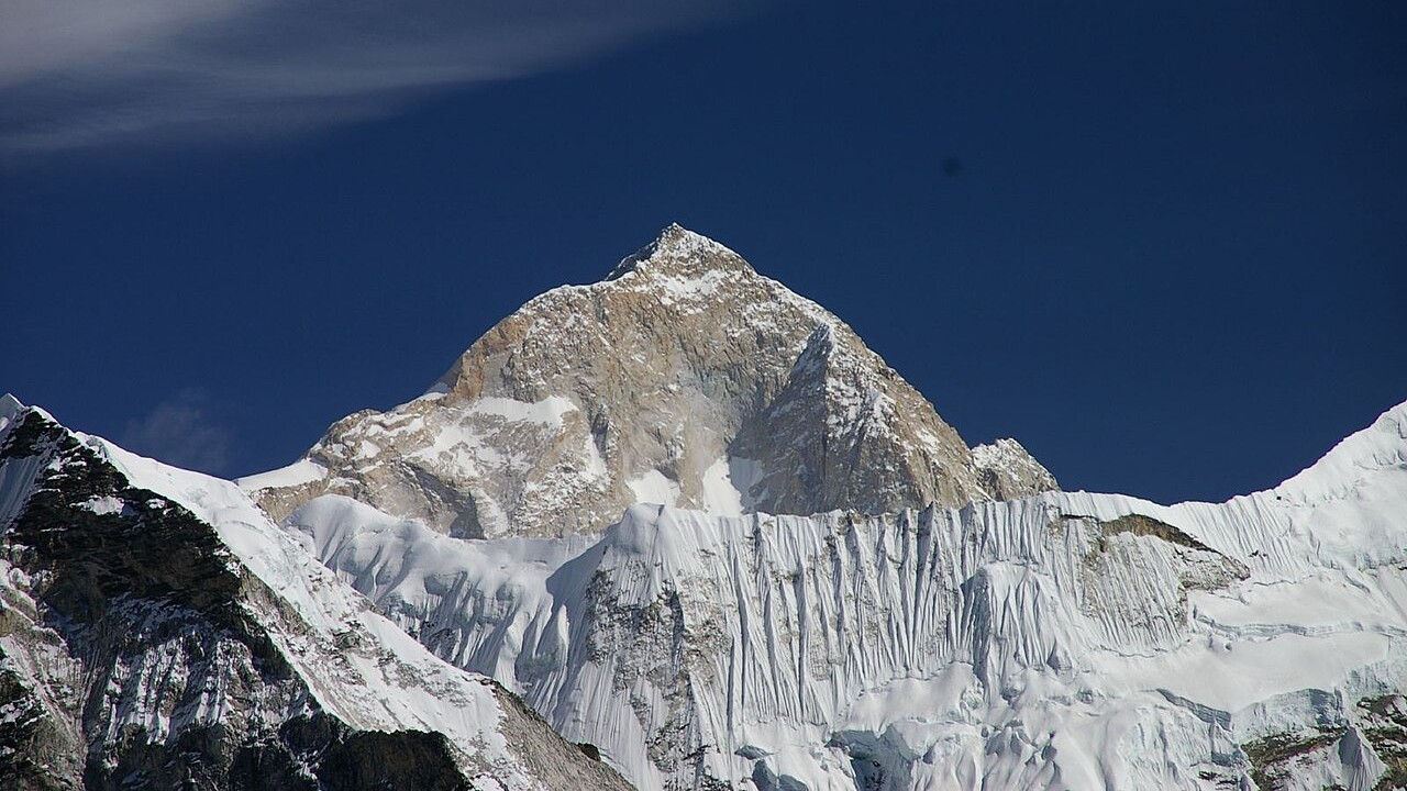 Na quinta posição está o Makalu, que se eleva a 8.485 metros e fica a cerca de 19 quilômetros do Everest, também na fronteira entre o Nepal e o Tibete. Uma expedição francesa completou a primeira ascensão em 15 de maio de 1955, com os alpinistas Jean Couzy e Lionel Terray. A montanha tem formato piramidal e quatro faces bem definidas. 

