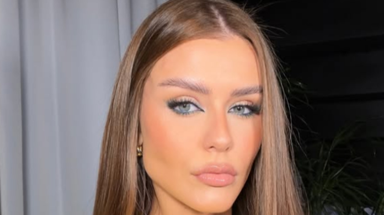 A relação de Marcella com concursos de beleza começou ainda na adolescência. Aos 19 anos, participou de um concurso internacional realizado na China, em 2019. Dois anos depois, conquistou o título de Miss Universe Paraná. Em 2026, Marcella venceu o Miss Universe Ilha do Mel, título que garantiu sua vaga na etapa nacional do concurso.
