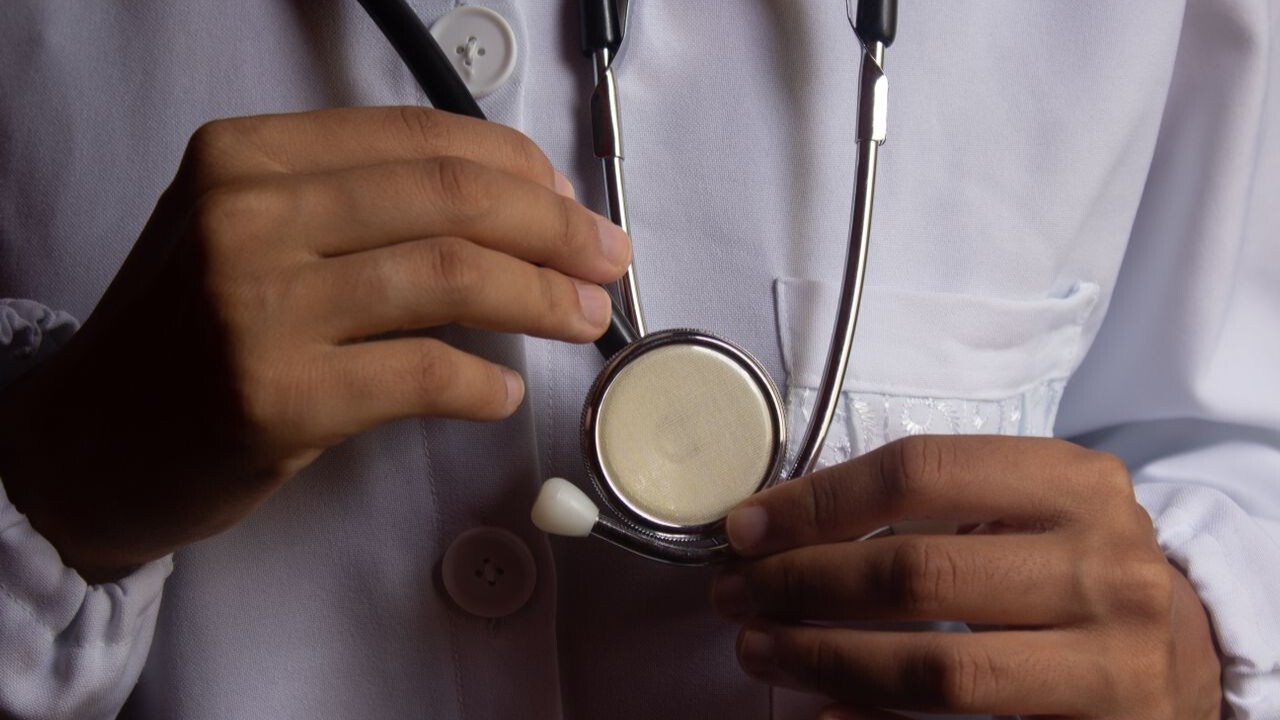 A avaliação médica é recomendada quando a tontura é recorrente, causa quedas, vem acompanhada de vômitos intensos ou limita atividades simples. Em situações acompanhadas de fraqueza em um lado do corpo, alteração na fala, visão dupla, desmaio, dor de cabeça súbita ou dificuldade para andar, a recomendação é buscar atendimento de urgência, pois esses sintomas podem indicar problemas mais graves.
