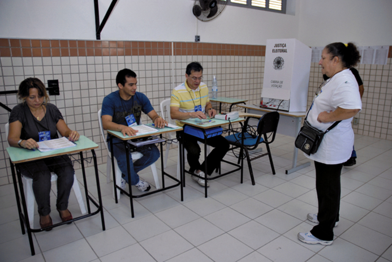 A seleção leva em consideração critérios como aptidão do eleitor, disponibilidade e necessidade de cada seção eleitoral. Pessoas com mais de 18 anos podem ser chamadas para a função, desde que estejam em situação regular com a Justiça Eleitoral. 


